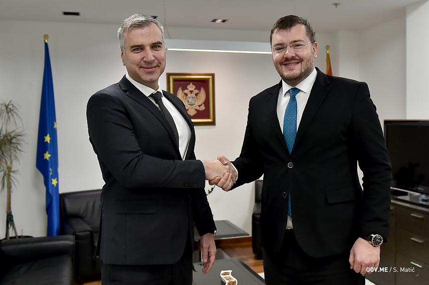 ПОДГОРИЦА, 25. ДЕЦЕМБРА /СРНА/ - Састанак потпредсједника црногорске Владе за политички систем, правосуђе и антикорупцију Моме Копривице и амбасадора БиХ у Подгорици Бранимира Јукића.