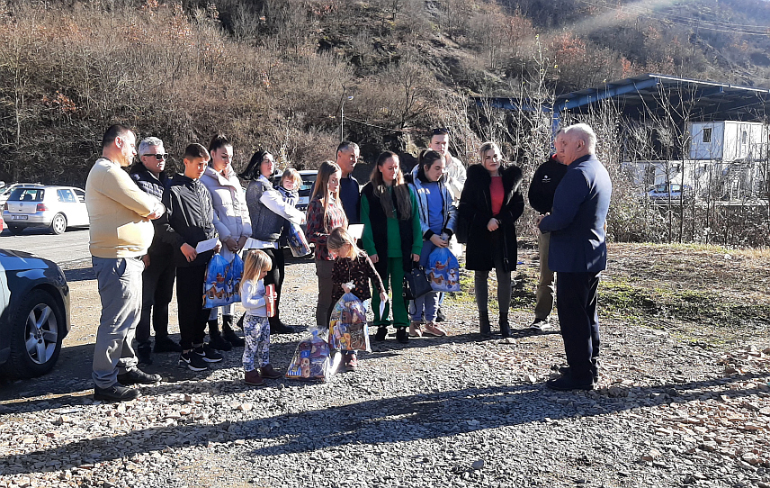 ШАМАЦ, 25. ДЕЦЕМБРА /СРНА/ - Предсједник бањалучког Одбора за помоћ Србима на Косову и Метохији Милорад Арлов данас је на административном прелазу Јариње уручио седам четворомјесечних стипендија српској дјеци из Косовске Митровице, Звечана, Грачанице, Новог Брда, Гњилана и Косовске Каменице у вриједности од укупно 2.600 евра.	
