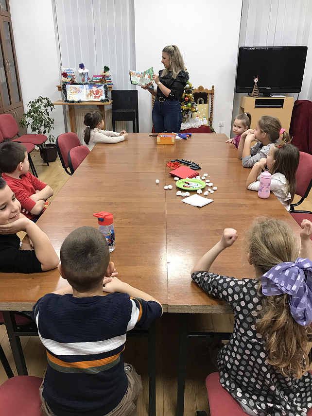 КОЗАРСКА ДУБИЦА, 25. ДЕЦЕМБРА /СРНА/ - У Народној библиотеци у Козарској Дубици данас је одржана новогодишња радионица за најмлађе чланове, рекла је директор те јавне установе Данијела Балабан.