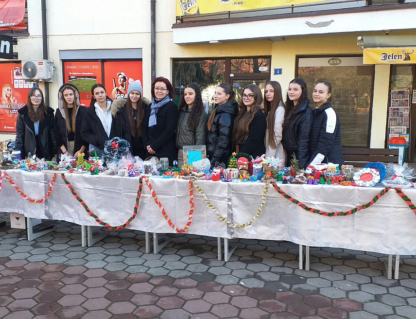 МИЛИЋИ, 25. ДЕЦЕМБРА /СРНА/ - На хуманитарном базару који су организовали ученици Средњошколског центра /СШЦ/ "Милутин Миланковић" у Милићима у оквиру акције "Једно дијете, један слаткиш" прикупљено је 980 КМ, а ученици ће овим новцем купити новогодишње пакетиће за дјецу са потешкоћама у развоју и слабијег материјалног стања.