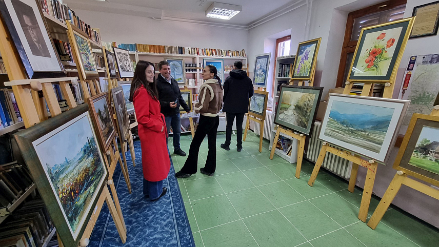 ИСТОЧНО САРАЈЕВО, 25. ДЕЦЕМБРА /СРНА/ - Народна библиотека Источни Стари Град организовала је изложбу на којој је представљено више од 20 радова насталих на Међународној ликовној колонији "АРТ симпозијум Јахорина".