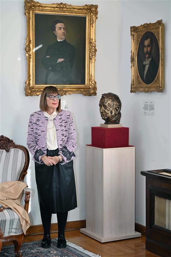 НОВИ САД, 25. ДЕЦЕМБРА /СРНА/ - Министар културе Србије Маја Гојковић истакла је на свечаности у Матици српској у Новом Саду поводом откривања бисте Дејана Медаковића да у савременом друштву треба што више афирмисати вриједности задужбинарства и доброчинства као залог за љепшу будућност, јер боље сутра увијек почива на угледању на оно највредније што су оставили преци.