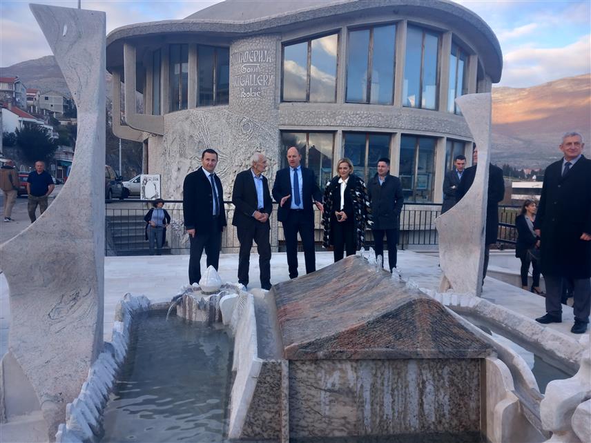 ТРЕБИЊЕ, 25. ДЕЦЕМБРА /СРНА/ - У Tребињу је данас отворен видиковац чија изградња је финансирана из средстава предузећа "Хидроелектране на Tребишњици".