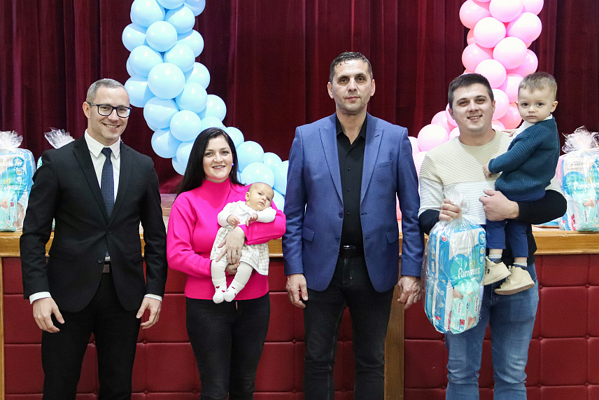 ПРЊАВОР, 25. ДЕЦЕМБРА /СРНА/ - Градоначелник Прњавора Дарко Томаш организовао је пријем за родитеље 77 новорођених беба.