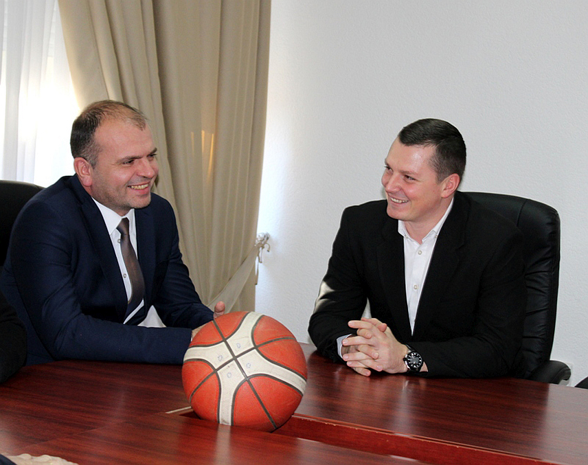 ЗВОРНИК, 25. ДЕЦЕМБРА /СРНА/ - Градоначелник Зворника Бојан Ивановић изразио је данас задовољство што ће у овом граду у наредна два дана бити одржан "Кошаркашки сабор", на коме учествују кошаркаши Републике Српске и Србије, истичући да је Зворник град спорта у коме се воли кошарка.