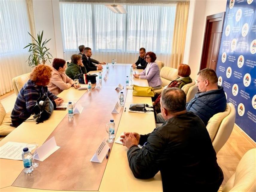 БАЊАЛУКА, 25. ДЕЦЕМБРА /СРНА/ - Министар управе и локалне самоуправе Републике Српске Сенка Јујић потписала је данас уговоре о додјели укупно 100.000 КМ за суфинансирање пројеката и програма са представницима добротворних друштава "Мерхамет" у Републици Српској, као и удружења и организација цивилних жртава рата Бошњака и Хрвата.