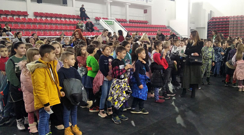 ИСТОЧНО НОВО САРАЈЕВО, 25. ДЕЦЕМБРА /СРНА/ - Општинска управа Источно Ново Сарајево обезбиједила и подијелила 1.256 новогодишњих пакетића дјеци са подручја ове локалне заједнице, а уприличен је пригодан програм и прослава дјечије Нове године.