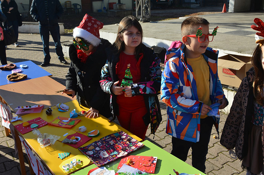 БРАТУНАЦ, 25. ДЕЦЕМБРА /СРНА/ - Други Новогодишњи базар ученика првог и другог разреда Основне школе "Вук Караџић" одржан је данас на Тргу Милоша Обилића у Братунцу, а ученици су остварени приход намијенили за куповину дидактичког материјала за рад школских секција у продуженом боравку.