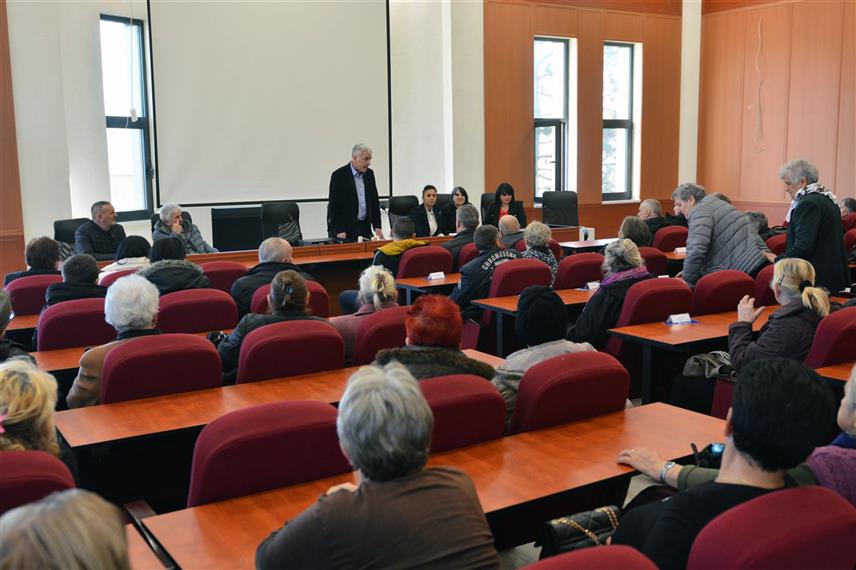 БРАТУНАЦ, 25. ДЕЦЕМБРА /СРНА/ - Начелник општине Братунац Лазар Продановић данас је потписао уговоре са 110 пензионера са најнижом пензијом у овој локалној заједници за додјелу општинске једнократне помоћи од по 100 КМ.