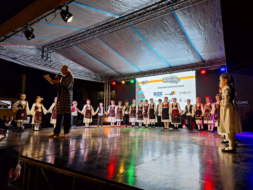 ШАМАЦ, 25. ДЕЦЕМБРА /СРНА/ - Више од 300 фолклориста представило се вечерас на тргу у Шамцу у оквиру традиционалне манифестације "Зимска чаролија на ушћу".