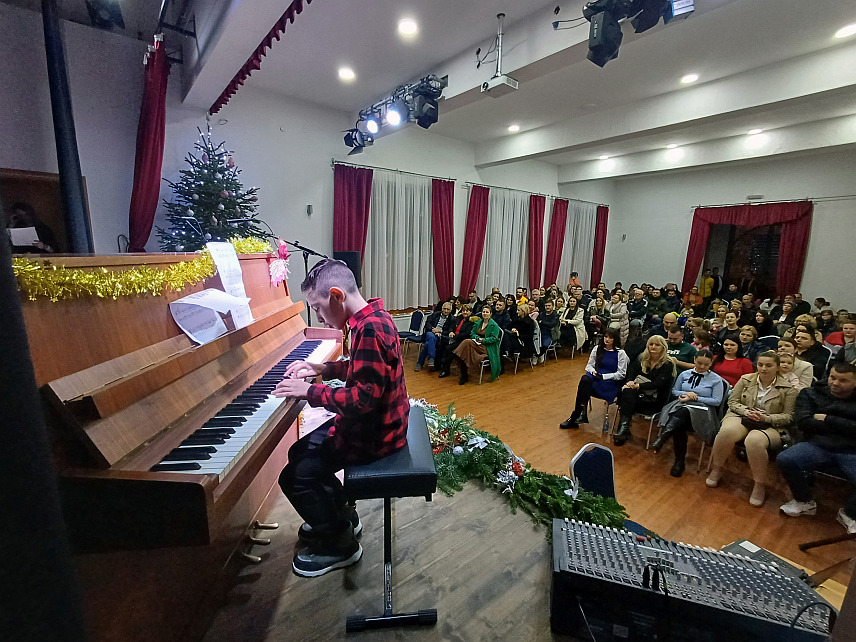 ДЕРВЕНТА, 25. ДЕЦЕМБРА /СРНА/ - Новогодишњи концерт полазника Музичке радионице "Соната" одржан је вечерас у Дервенти, а прикупљени добровољни прилог намијењен је за лијечење петнаестогодишње дјевојчице Андријане Лазић из Брода.