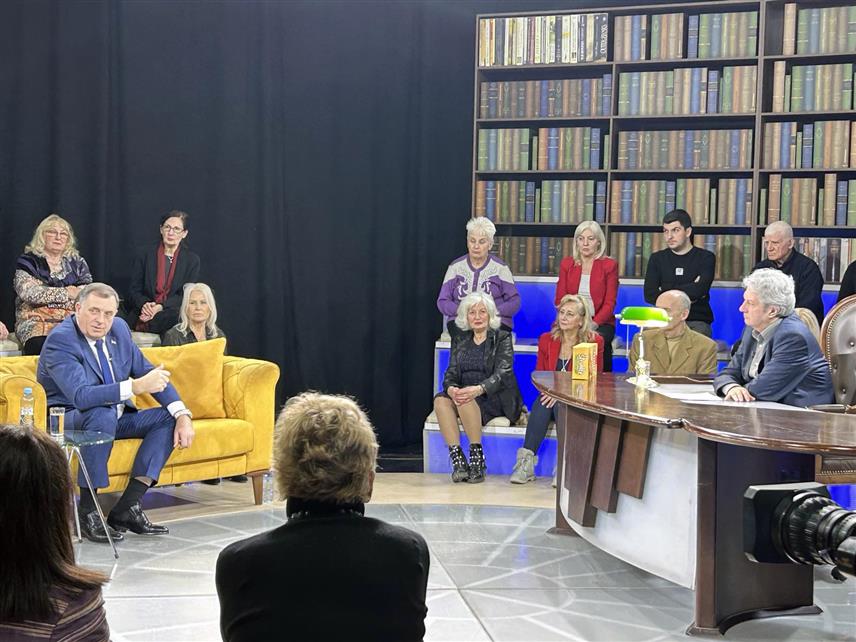 БЕОГРАД, 25. ДЕЦЕМБРА /СРНА/ - Предсједник Републике Српске Милорад Додик рекао је вечерас да је легитимна тежња Срба да имају јединствену државу коју ће чинити Република Српска и Србија, укључујући и Косово и Метохију, те истакао да стране империјалистичке агентуре желе да подијеле Србе.