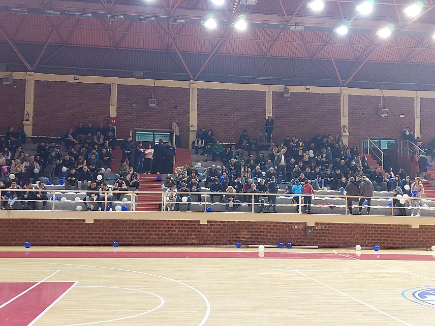 ВИШЕГРАД, 25. ДЕЦЕМБРА /СРНА/ - Традиционални божићни турнир у малом фудбалу, који је окупио 16 екипа из Србије, Црне Горе и БиХ, отворен је у Вишеграду.