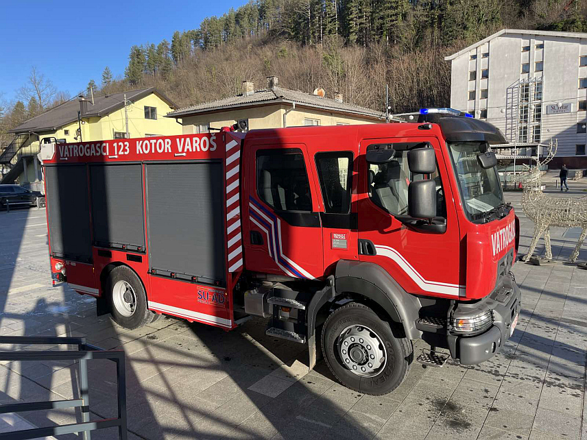 КОТОР ВАРОШ, 26. ДЕЦЕМБРА /СРНА/ – Енвер Моралић, власник више компанија међу којима је и винарија "Кутјево", донирао је најновији модел ватрогасног возила ТЛФ-4000 општини Котор Варош.
