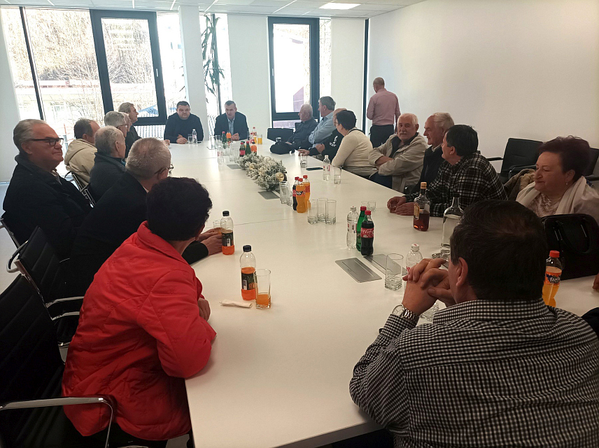 КОТОР ВАРОШ, 26. ДЕЦЕМБРА /СРНА/ – Начелник општине Котор Варош Зденко Сакан организовао је новогодишњи пријем за 39 пензионера који су радни вијек провели у Општинској управи и уручио им по 100 КМ.