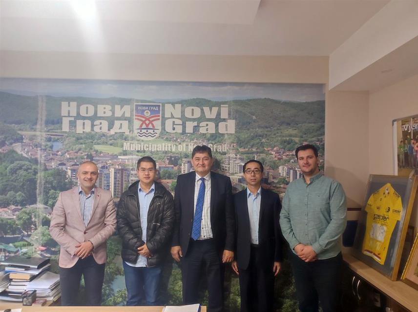 НОВИ ГРАД, 26. ДЕЦЕМБРА /СРНА/ - Представници кинеске компаније "Шандунг интернешенел" разговарали су данас у Новом Граду са руководством ове локалне заједнице о пројекту изградње дионице ауто-пута Приједор-Нови Град.