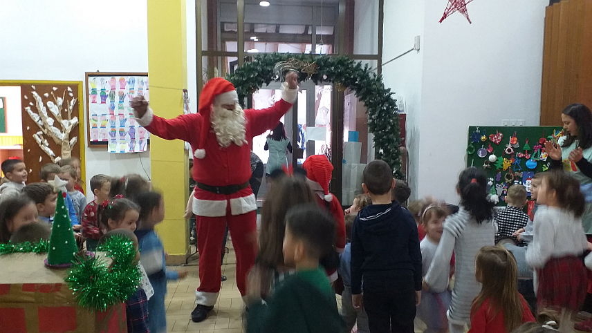 МИЛИЋИ, 26. ДЕЦЕМБРА /СРНА/ - Дјецу која иду у Предшколску установу "Полетарац" у Милићима данас је током новогодишње журке посјетио Дјед Мраз, којем су уручили писма са жељама.