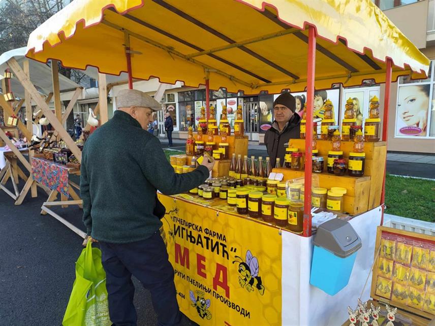 СРБАЦ, 26. ДЕЦЕМБРА /СРНА/ - Традиционални новогодишњи сајам, на којем учествује 15 излагача из Српца и Прњавора, почео је данас у Српцу и продајног је карактера, те посјетиоци могу да до 6. јануара по повољним цијенама купе занимљиве поклоне поводом празника.