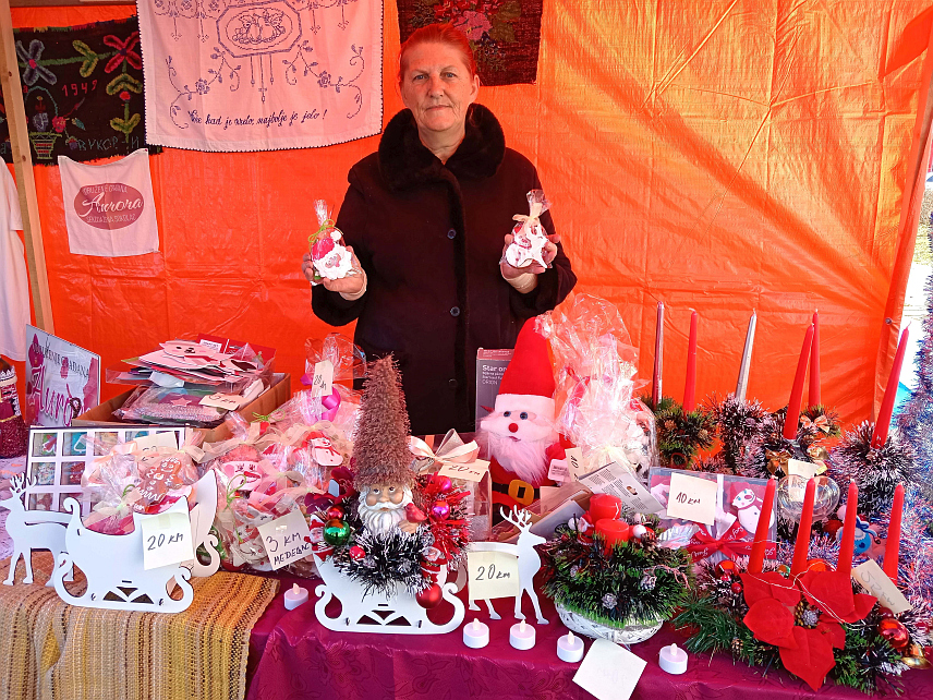 СОКОЛАЦ,26.ДЕЦЕМБРА/СРНА/-На Сокоцу отворен изложбено-продајни „Новогодишњи базар“у организацији локалне Секције жена Удружења грађана „Аурора“, на коме посјетиоци могу и сутра купити рукотворине,празничне медењаке, новогодишње и божиће украсе.