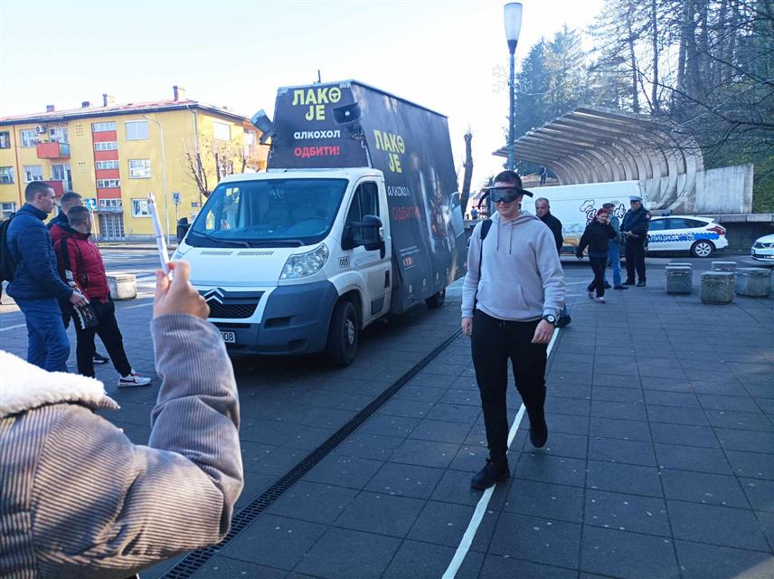 НОВИ ГРАД, 26. ДЕЦЕМБРА /СРНА/ - Кампању "Лако је алкохол одбити" до 31. јануара заједнички реализују министарства саобраћаја и веза и унутрашњих послова Републике Српске, Републичка управа за инспекцијске послове, Агенција за безбједност саобраћаја и Ауто-мото савез Српске са ауто-мото друштвима.