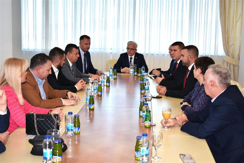 БАЊАЛУКА, 26. ДЕЦЕМБРА /СРНА/ - Састанак министра саобраћаја и веза Републике Српске Недељка Чубриловића са директорима предузећа "Путеви Републике Српске" Миланом Дакићем, "Аутопутеви Републике Српске" Недељком Ћорићем, "Аеродрома Републике Српске" Наталије Тривић, "Жељезница Републике Српске" Слађаном Јовићем, "Поште Српске" Миладин Радовић, Агенције за безбједност саобраћаја Републике Српске Младеном Петровићем и генералним секретаром Ауто-мото савеза Републике Српске Зораном Стевановићем.