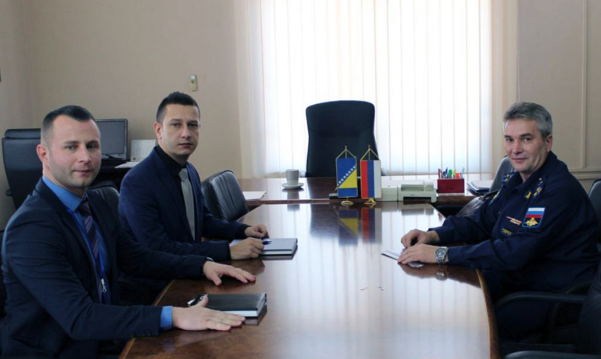 САРАЈЕВО, 26. ДЕЦЕМБРА /СРНА/ - Замјеник министра одбране у Савјету министара за управљање ресурсима Александар Гогановић и аташе Руске Федерације у БиХ бригадир Иља Скребнев на данашњем састанку у Сарајеву сумирали су остварене резултате у билатералној сарадњи двије земље у овој и о плановима за наставак сарадње у наредној години.