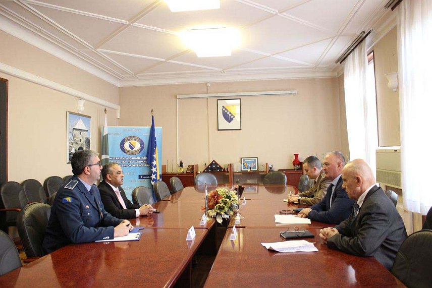 САРАЈЕВО, 26. ДЕЦЕМБРА /СРНА/ - Министар одбране у Савјету министара Зукан Хелез и одлазећи амбасадор Пакистана у БиХ Ахтар Џамил Рао.