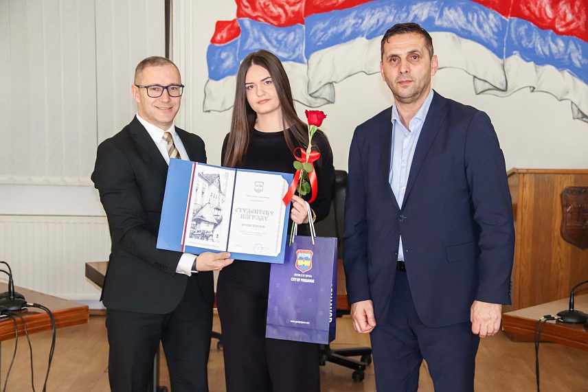 ПРЊАВОР, 26. ДЕЦЕМБРА /СРНА/ - Бранка Илић, Мариана Хабијанец, Дијана Лукић, Мирко Милановић и Ирена Винчић добитници су студентске награде од по 5.000 КМ коју додјељује град Прњавор.