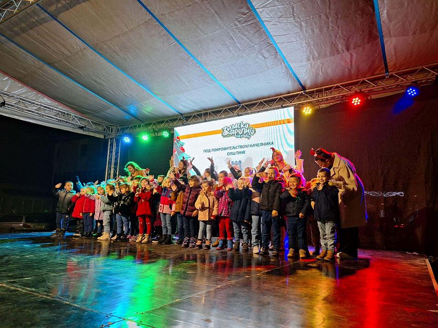 ШАМАЦ, 26 ДЕЦЕМБРА /СРНА/ - Више од 200 ученика из четири основне школе на подручју Шамца наступило је вечерас на шамачком тргу у оквиру традиционалне манифестације "Зимска чаролија на ушћу".