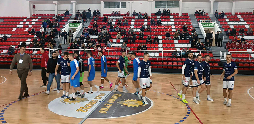 ИСТОЧНО НОВО САРАЈЕВО, 26. ДЕЦЕМБРА /СРНА/ - У Источном Новом Сарајеву вечерас је отворен божићни турнир у футсалу на којем учествују 24 екипе, а наградни фонд је 20.000 КМ.