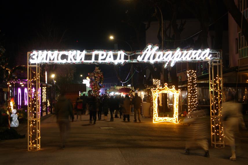 МОДРИЧА, 26. ДЕЦЕМБРА /СРНА/ - У Модричи је вечерас отворена шеста културно-забавна манифестација "Зимски град", коју организују општина и Tуристичка организција.