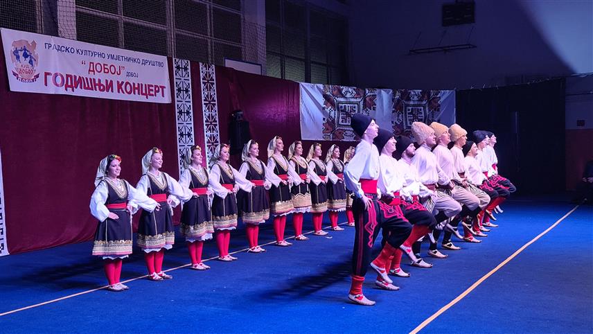 ДОБОЈ, 26. ДЕЦЕМБРА /СРНА/ - Културно-умјетничко друштво "Добој" организовало је вечерас традиционални годишњи наступ, који је завршио вјеридбом чланова првог ансамбла Марка Пијетловића и Сузане Стокић.