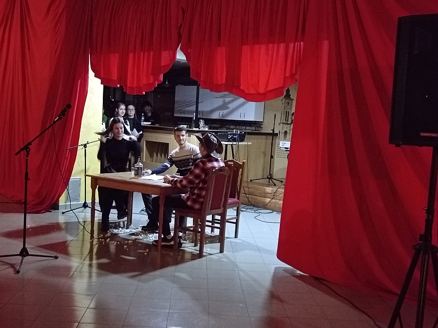 СОКОЛАЦ, 25. ДЕЦЕМБРА /СРНА/ - Чланови драмске секције соколачког Средњошколског центра "Василије Острошки" премијерно су одиграли хуманитарну представу "Хинђубис" за помоћ у лијечењу осмогодишње дјевојчице Милене Косорић из Рогатице.