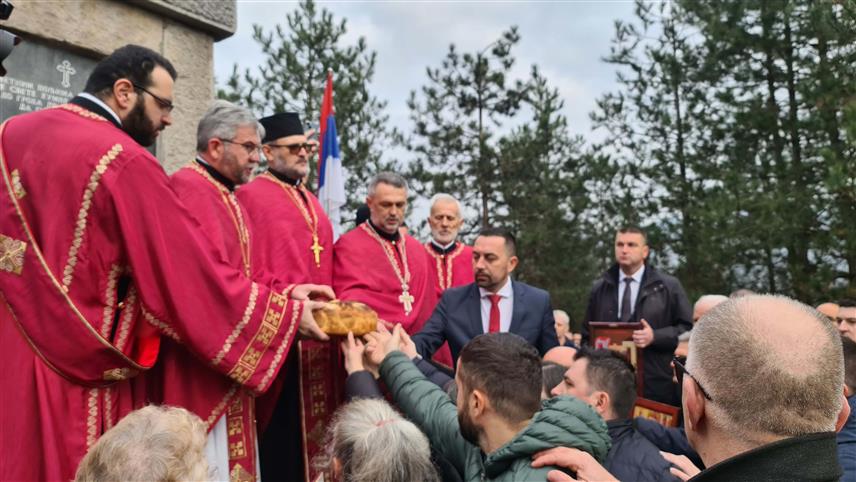 ДОБОЈ, 27. ДЕЦЕМБРА /СРНА/ - Код Спомен-костурнице страдалим Србима у Добоју извршено је ломљење славског колача и освештања жита,a свечани обред ломљења колача извршио је Архијерејски намјесник добојски Мирко Николић заједно са изаслаником српског члана Председништва БиХ Бошком Томићем, помоћником министра рада и борачко-инвалидске заштите Небојшом Видаковићем, посланикoм у Народној скупштини Српске Срђанођ Тодоровићем и градоначелником Добоја Борисом Јеринићем.