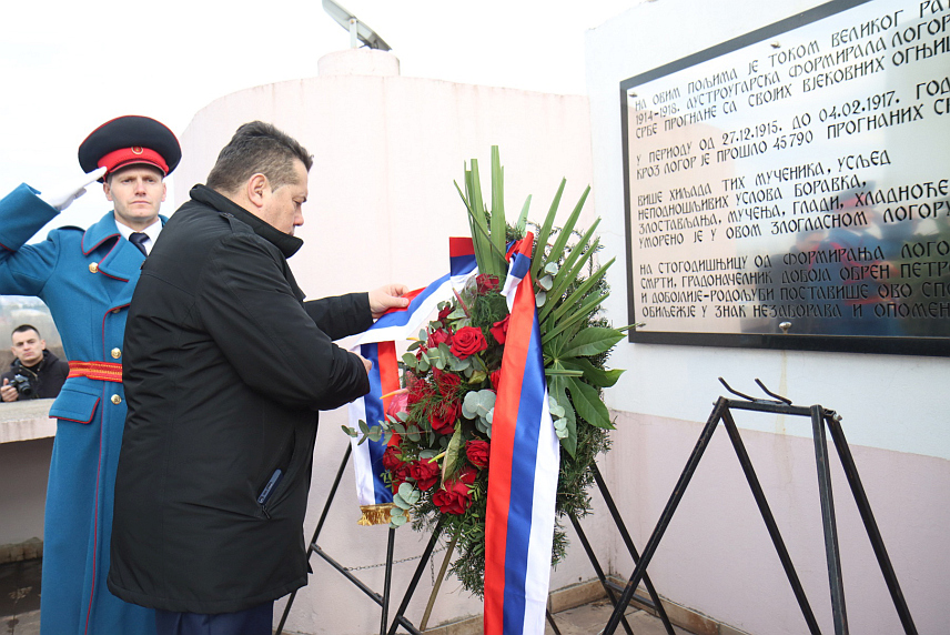 ДОБОЈ, 27. ДЕЦЕМБРА /СРНА/ - Предсједник Народне скупштине Републике Српске Ненад Стевандић, изасланик предсједника Српске и српског члана Предсједништва БиХ Бошко Томић, те помоћник министра рада и борачко-инвалидске заштите Небојша Видаковић положили су данас вијенац код споменика жртвама добојског казамата недалеко од жељезничке станице у Добоју у част 12.000 Срба убијених у злогласном аустроугарском логору у овом граду који је био први у модерној Европи.
