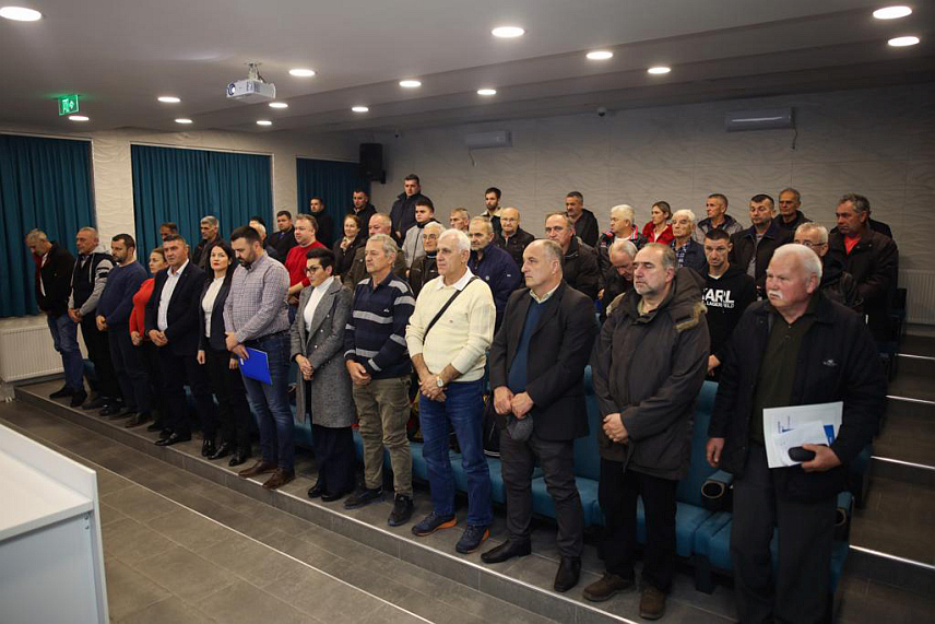 СТАНАРИ, 27. ДЕЦЕМБРА /СРНА/ - Жељко Трњанац изабран је за предсједника Општинског одбора Народног фронта Станари.