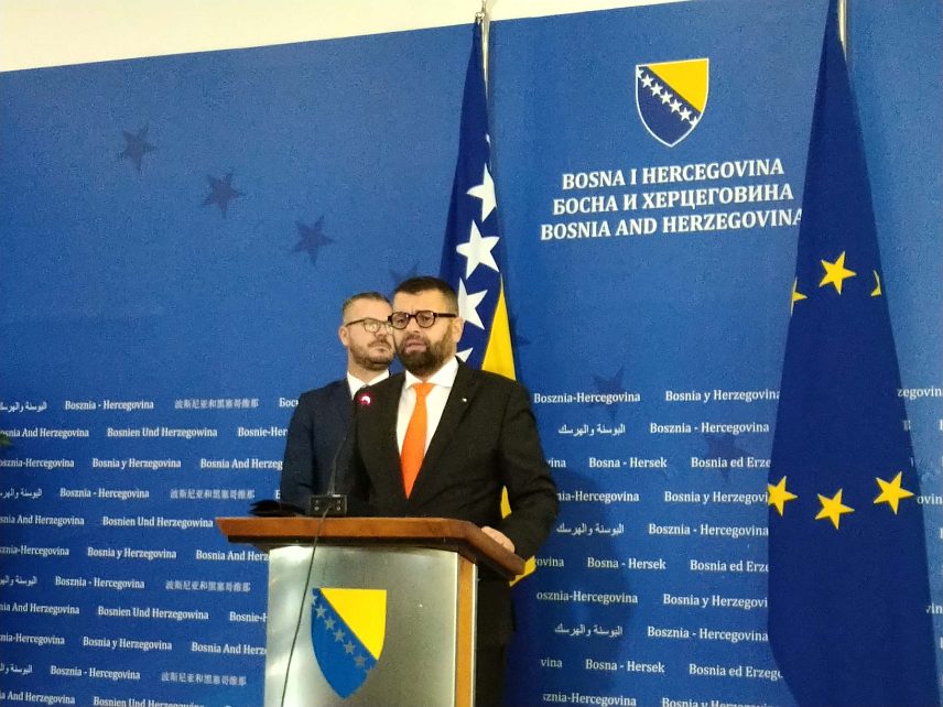 САРАЈЕВО, 27. ДЕЦЕМБРА /СРНА/ - Министар за људска права и избјеглице у Савјету министара Севлид Хуртић потписао је уговоре са корисницима који су добили средства за стамбено збрињавање, образовање, запошљавање и здравствену заштиту Рома, у укупном износу од 1.756.000 КМ.