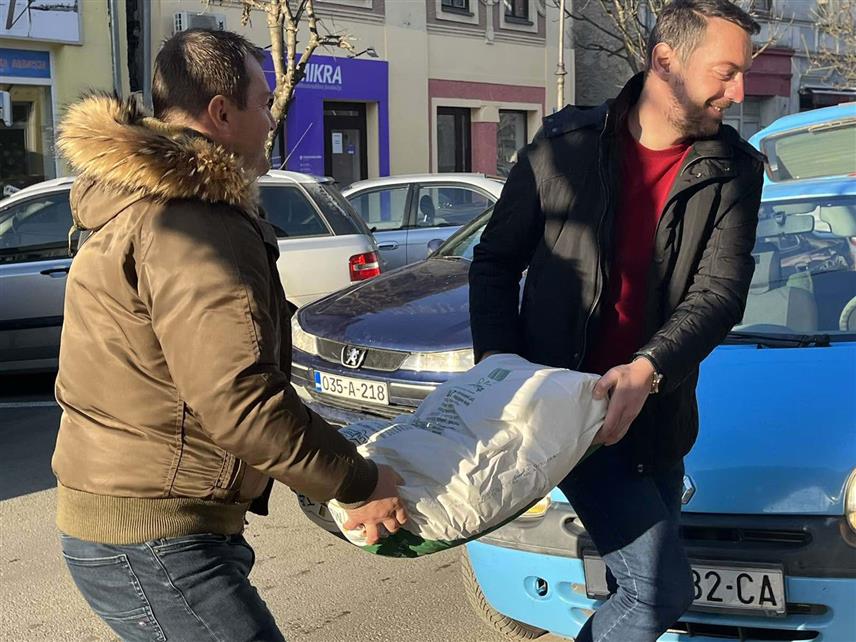 КОЗАРСКА ДУБИЦА, 27. ДЕЦЕМБРА /СРНА/ - Народна партија Српске /НПС/ даровала је 66 прехрамбено-хигијенских пакета члановима Међуопштинске организације слијепих и слабовидих у Козарској Дубици и Костајници.