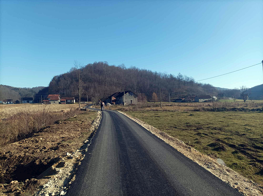 НОВИ ГРАД, 27. ДЕЦЕМБРА /СРНА/ - У неколико насеља у Новом Граду у протеклих десетак дана постављен је асфалт на путним правцима у дужини од 1.500 метара, у оквиру програма асфалтирања локалних путева укупне дужине 9.000 метара и вриједности 1.500.000 КМ који је у току.