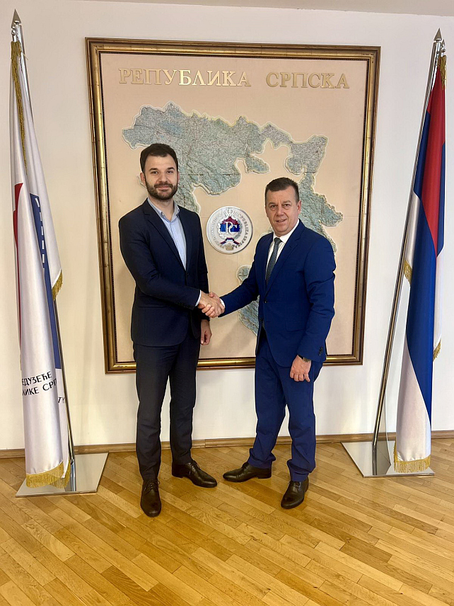 ПРИЈЕДОР, 27. ДЕЦЕМБРА /СРНА/ - На подручју Приједора само у протеклих годину дана асфалтирана су 94 путна правца у сарадњи са републичким нивоом власти и захваљујући средствима од 4.843.566 КМ које је обезбиједила Влада Српске, саопштено је из Градске управе након састанка градоначелника Слободана Јавора са вршиоцем дужности директора "Путева Републике Српске" Миланом Дакићем.