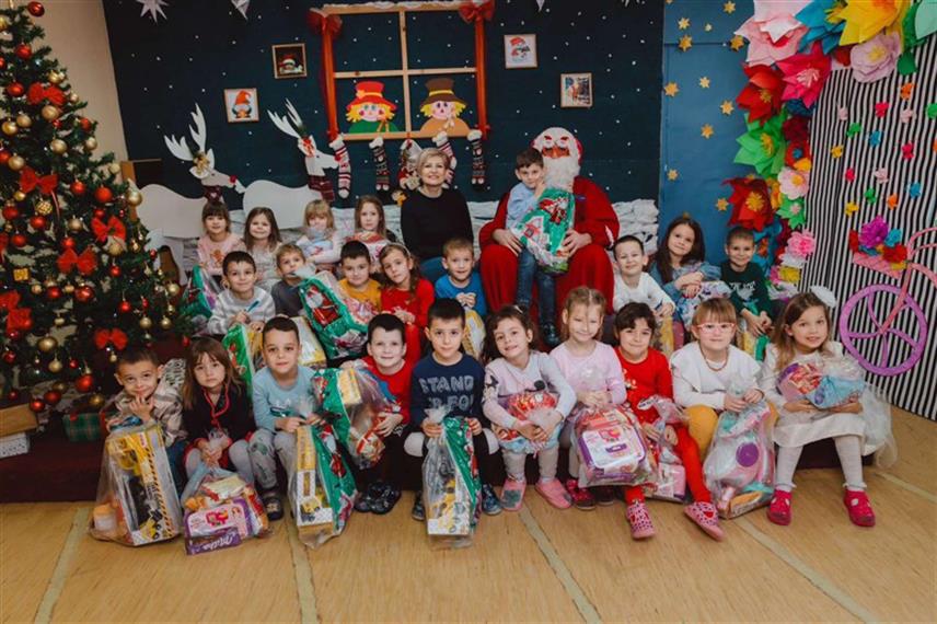 СРБАЦ, 27. ДЕЦЕМБРА /СРНА/ - У Дјечијем вртићу "Наша радост" у Српцу данас је организована новогодишња прослава и журка са Дједа Мразом на којој су уручени пакетићи за 170 полазника ове предшколске установе, које је обезбиједила Општинска управа.