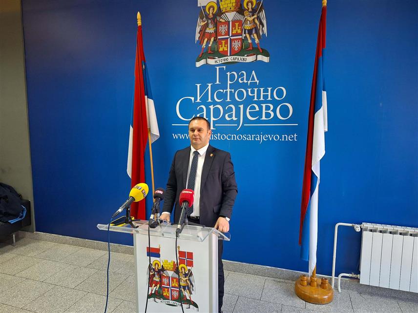 ИСТОЧНО САРАЈЕВО, 27. ДЕЦЕМБРА /СРНА/ - Градоначелник Љубиша Ћосић на конференцији за новинаре.