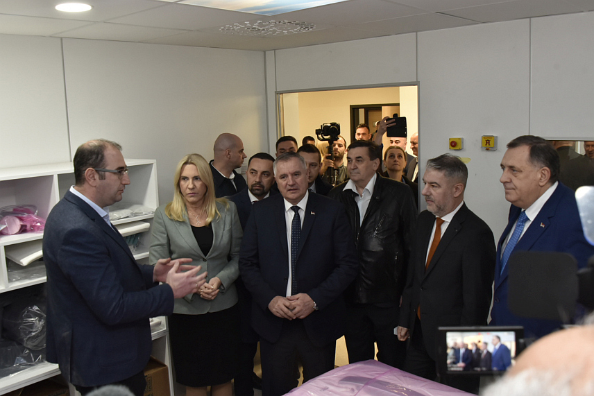 ДОБОЈ, 27. ДЕЦЕМБРА /СРНА/ - Делегација коју предводе предсједник Републике Српске Милорад Додик, српски члан Предсједништва БиХ Жељка Цвијановић и предсједник Владе Српске Радован Вишковић започела је обилазак нове болнице у добојском насељу Усора, која је у завршној фази градње, а коју по систему "кључ у руке" гради компанија "Чајна Синофарм интернешнел корпорејшн".