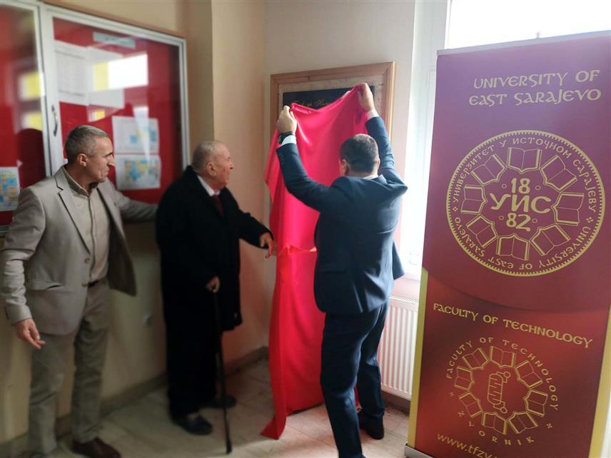 ЗВОРНИК, 27. ДЕЦЕМБРА /СРНА/ - У Технолошком факултету Зворник, откривено је данас умјетничко дјело са ликом професора Немање Поповићa, оснивача и првог декана ове високообразовне установе, која је данас обиљежила 30 година постојања и рада.