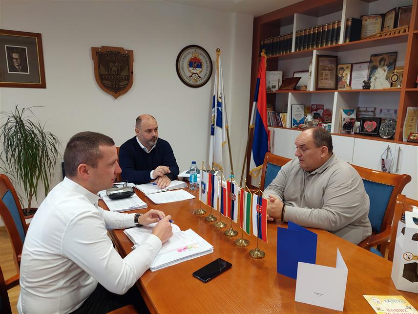 ВИШЕГРАД, 27. ДЕЦЕМБРА /СРНА/ - Начелник општине Вишеград Младен Ђуревић разговарао је данас са предсједником Удружења пчелара "Вишеград" Александром Масалом о резултатима рада у протеклој и плановима за рад у наредној години и најавио пуну подршку у даљем раду.
