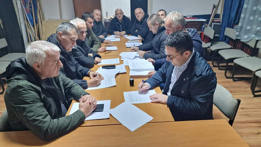 НОВИ ГРАД, 27. ДЕЦЕМБРА /СРНА/ - Предсједници новоградских општинских одбора странака ПДП, СДС, СРС, повјереник листе "За правду и ред - листа Небојша Вукановић за Нови Град", те одборници ДНС-а и националних мањина потписали су данас у Новом Граду изјаву о заједничком наступу на локалним изборима у овој општини.