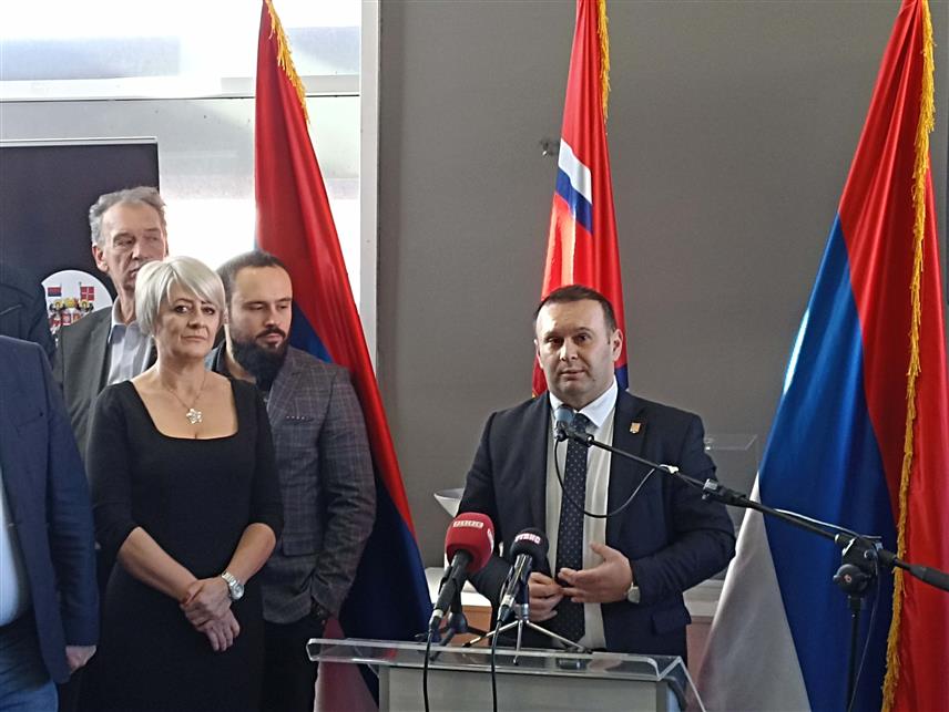 ИСТОЧНО САРАЈЕВО, 27. ДЕЦЕМБРА /СРНА/ - Градоначелник Љубиша Ћосић обраћање званицама из политичког живота, привреде, образовања и културе на традиционалном новогодишњем пријему.