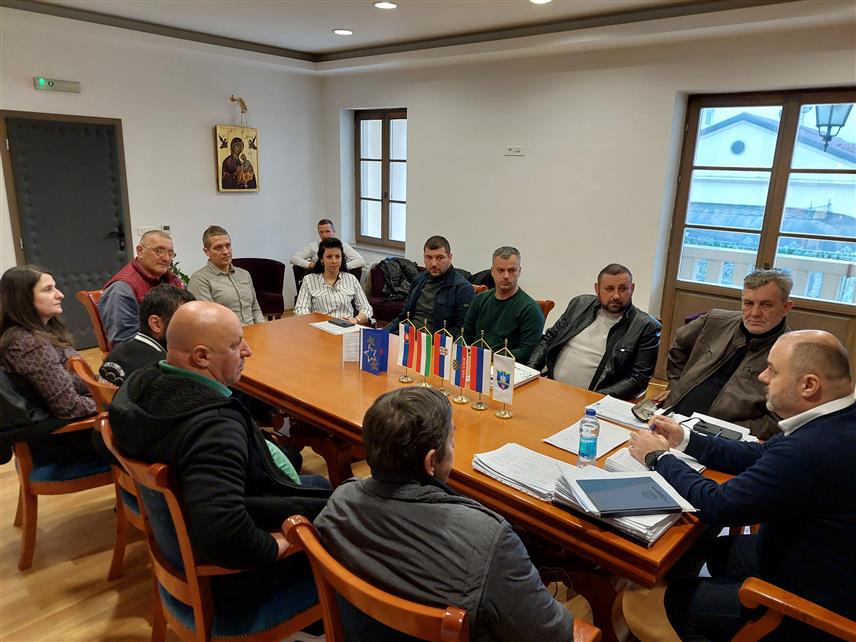 ВИШЕГРАД, 27. ДЕЦЕМБРА /СРНА/ - Састанак предсједника мјесних заједница и начелника ове локалне заједнице Младена Ђуревића.