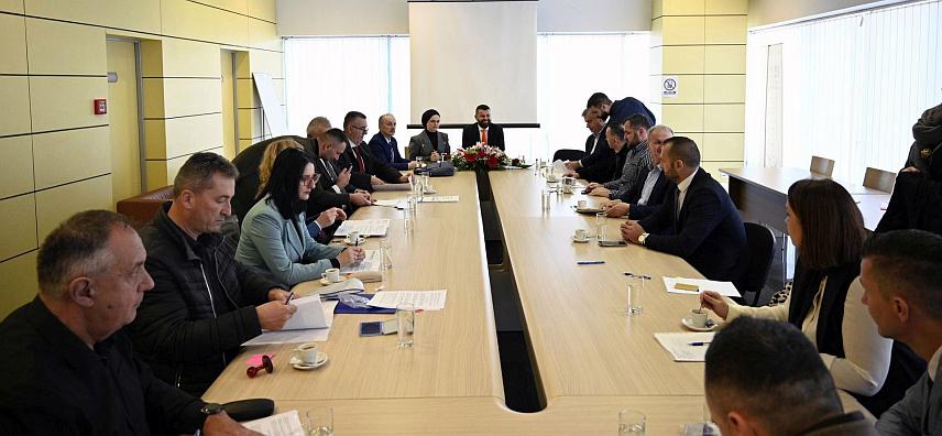 ИСТОЧНО САРАЈЕВО, 27. ДЕЦЕМБРА /СРНА/ - Замјеник градоначелника Источног Сарајева Слободан Амовић потписао је данас у име ово града са Министарством за људска права и избјеглице у Савјету министара уговор о кориштењу 10.000 КМ грант средстава за подршку јединицама локалне самоуправе за имплементацију Политике о сарадњи са исељеништвом за 2023. годину.