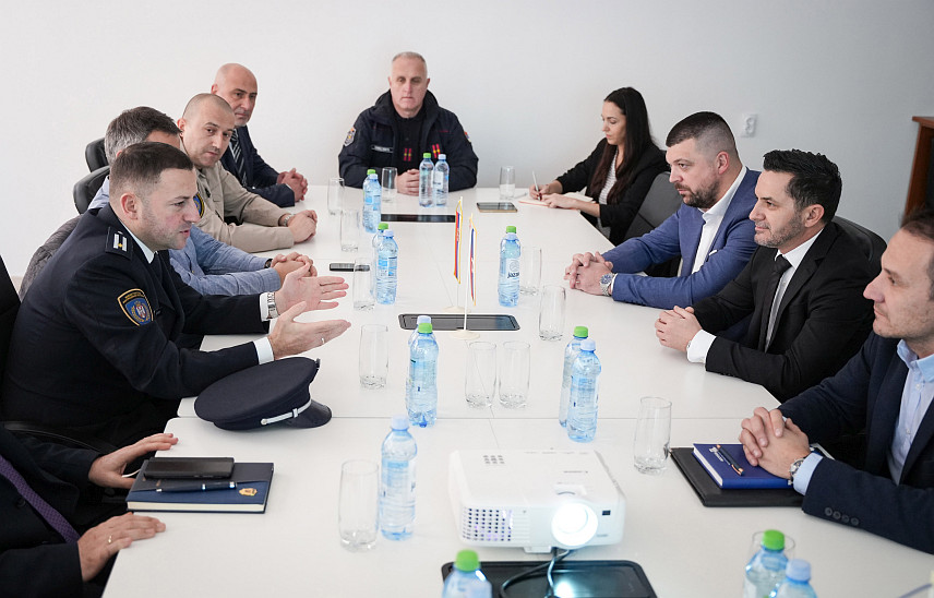 БЕОГРАД, 27. ДЕЦЕМБРА /СРНА/ - Вршилац дужности помоћника министра унутрашњих послова Србије и начелника Сектора за ванредне ситуације Лука Чаушић и командант Хеликоптерске јединице МУП-а Ненад Недић данас су са директором Хеликоптерског сервиса Републике Српске Бобаном Кустурићем и в.д. директора Републичке управе цивилне заштите Борисом Трнинићем разматрали модалитете сарадње у 2024. години, посебно током љета када постоји велика опасност од пожара.